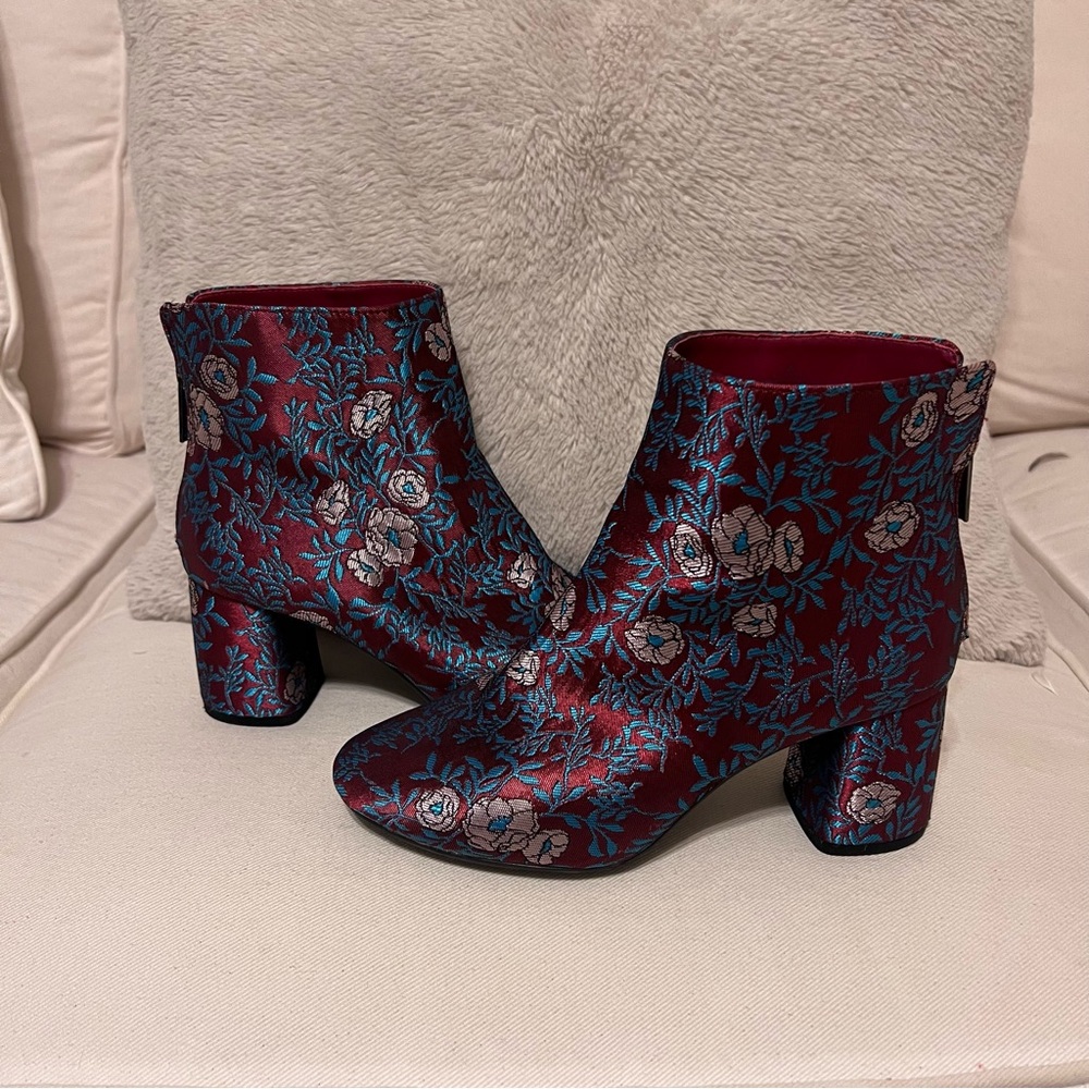 Giani Bini Size 6 womans Beautiful burgundy floral tapestry booties. Almost new.